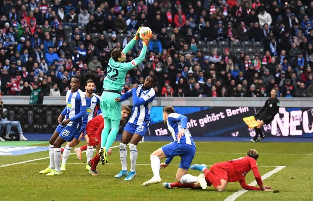  柏林赫塔防线重组见效显著，零封对手重拾防守信心  